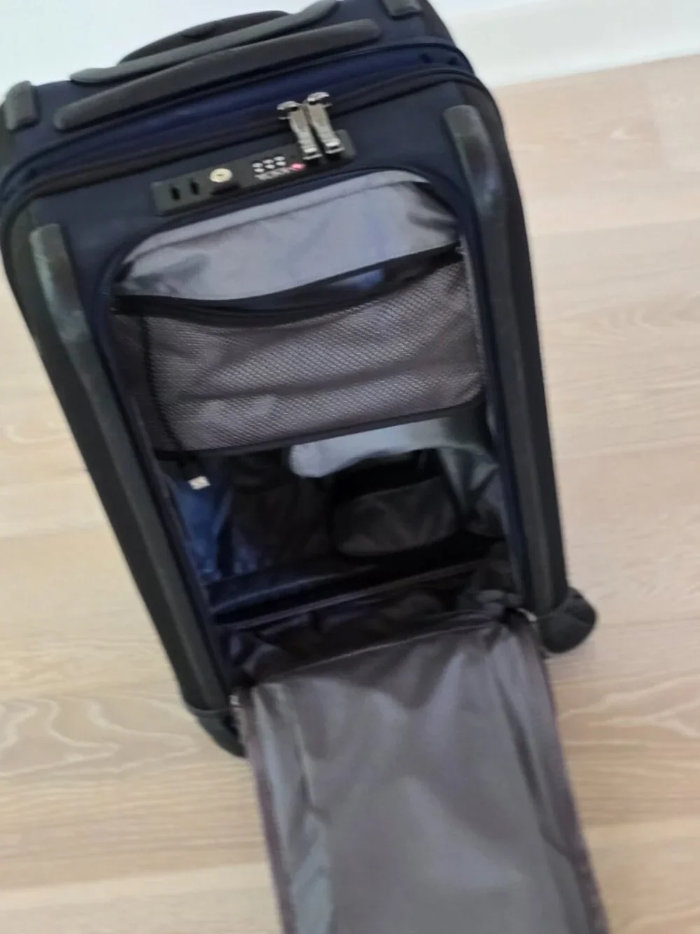 TUMI Alpha 3 International Dual Access 4-Wheeled Carry-On Spinner Luggage in Nav